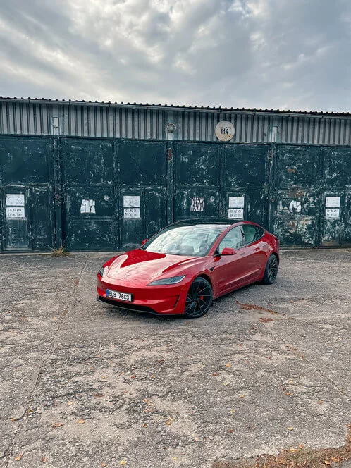 Jízda v Tesle model 3 na polygonu Hradec Králové